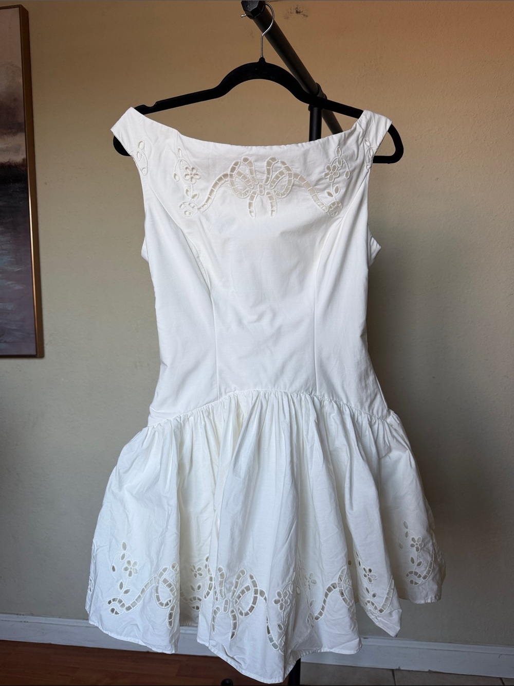 House of CB Lauren White Cotton Broderie Anglaise Boat Neck Mini Dress size M - Picture 7 of 17